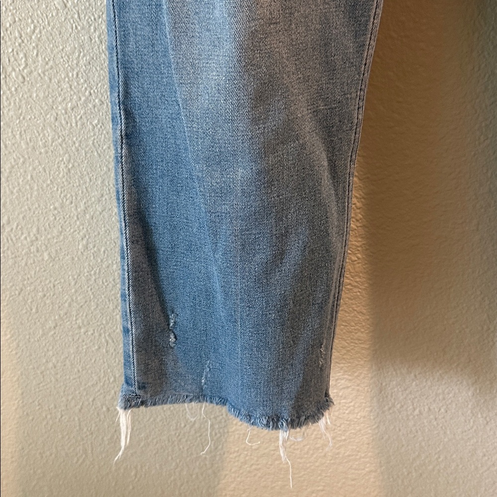 Abercrombie straight cropped Blue Denim Jeans.
Size 28S - Picture 2 of 3